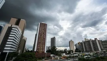 Imagem mostra o céu carregado em Curitiba.