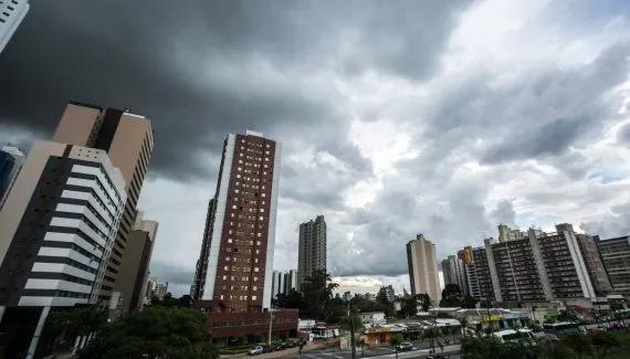 Inmet emite alerta amarelo para o Paraná com ventos de 60 km/h e risco de granizo