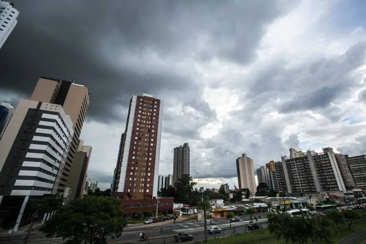 Imagem mostra o céu carregado em Curitiba.
