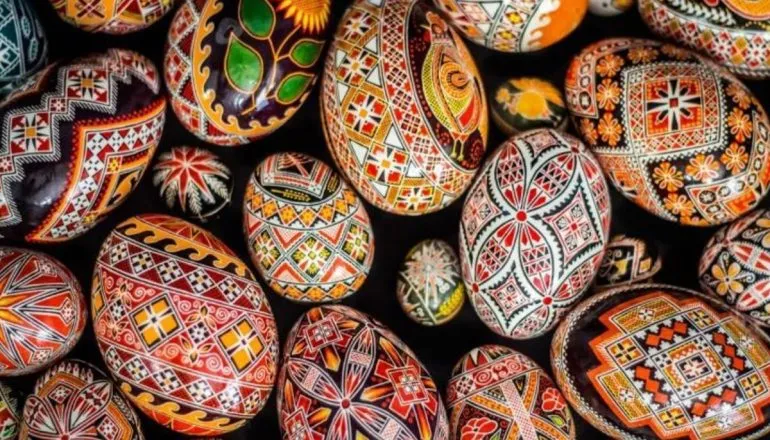 Pêssankas ucranianas: Ovos são pintados à mão com símbolos que representam proteção, prosperidade e saúde. 