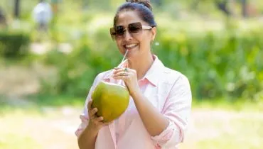 A bebida reúne eletrólitos importantes, tem baixo valor calórico e contribui para a hidratação do organismo, especialmente em dias quentes (Imagem: PRASANNAPIX | Shutterstock)