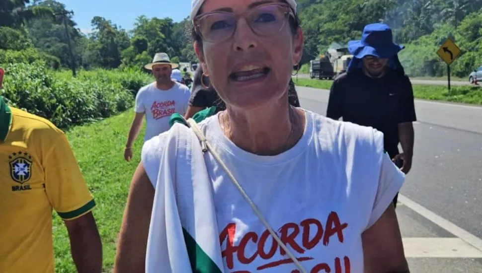 Imagem mostra Cristina Graelm em caminhada no Paraná.