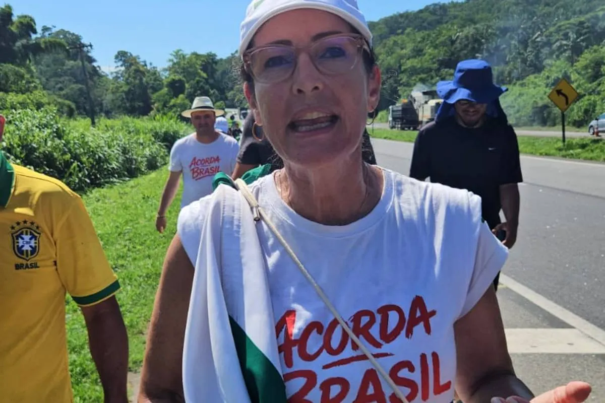 Imagem mostra Cristina Graelm em caminhada no Paraná.