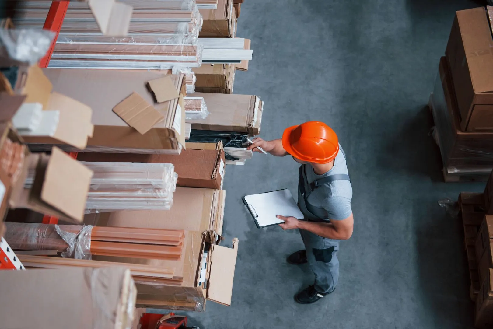 Organização e padronização de materiais na obra reduzem desperdícios, evitam retrabalho e garantem mais eficiência no cronograma e no orçamento.