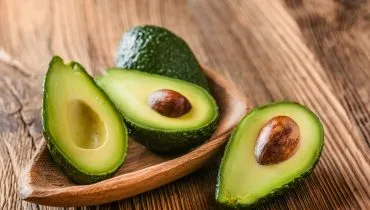 O abacate é rico em potássio, vitaminas do complexo B e vitamina K (Imagem: Krasula | Shutterstock)