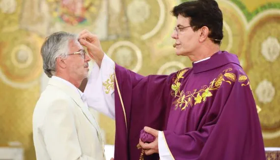 Padre Reginaldo Manzotti celebra Missa de Cinzas nesta quarta