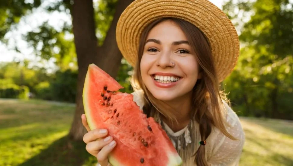 Em dias de calor intenso, escolhas leves e ricas em água ajudam o corpo a manter o equilíbrio (Imagem: Dean Drobot | Shutterstock)