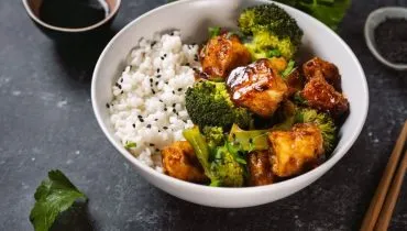Tofu grelhado com brócolis ao molho asiático (Imagem: Kattecat | Shutterstock)
