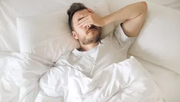 Escolhas simples podem ajudar a reduzir a ressaca e acelerar a recuperação (Imagem: Kate Aedon | Shutterstock)