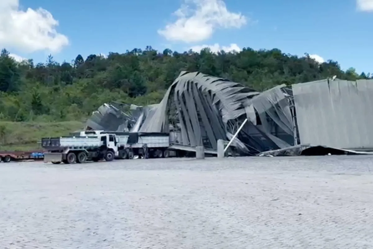 Imagem mostra o telhado de uma estrutura completamente retorcido.