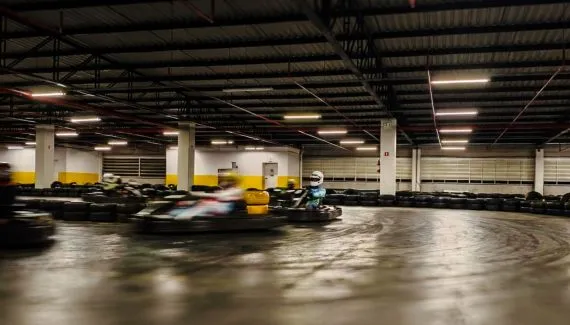 Curitiba ganha a maior pista de kart indoor do Brasil, com mais de 1 km