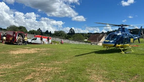 Caminhoneiro fica preso às ferragens e é resgatado de helicóptero na Grande Curitiba