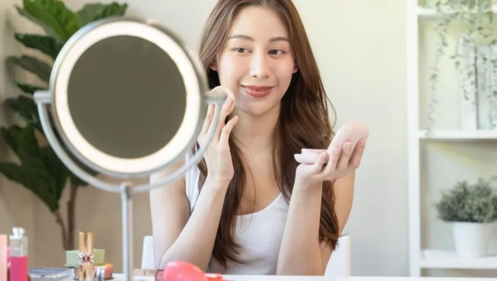 Diante de altas temperaturas, aumento da oleosidade e incidência direta de sol, aplicar cada item na ordem certa garante melhor desempenho da maquiagem (Imagem: Pormezz | Shutterstock)