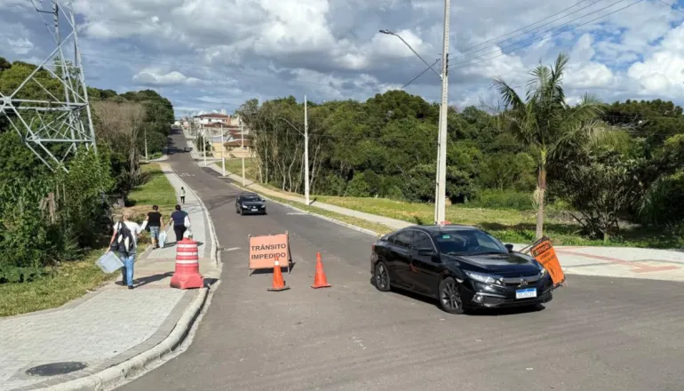 Motoristas liberam por conta própria obra inacabada paga por supermercado em Curitiba