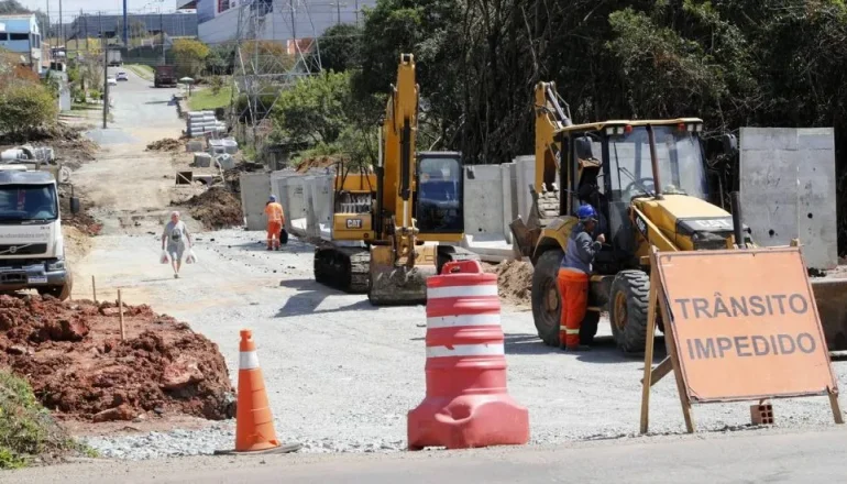 Imagem mostra a obra ainda em andamento. 