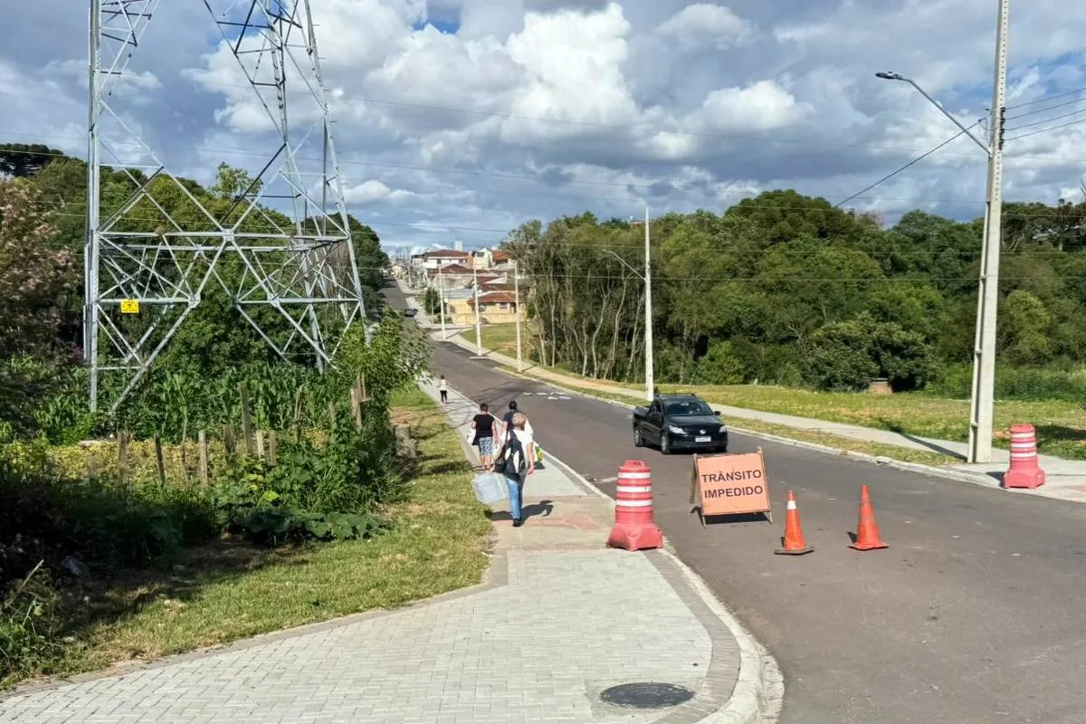 Imagem mostra a obra ainda em andamento, mas com carros circulando.