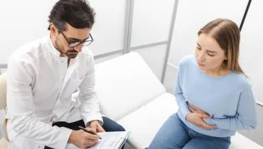 Diante de sintomas sugestivos de pancreatite, é fundamental procurar atendimento para avaliação e início precoce do tratamento (Imagem: Peakstock | Shutterstock)