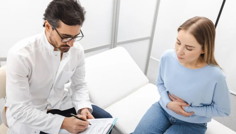 Diante de sintomas sugestivos de pancreatite, é fundamental procurar atendimento para avaliação e início precoce do tratamento (Imagem: Peakstock | Shutterstock)