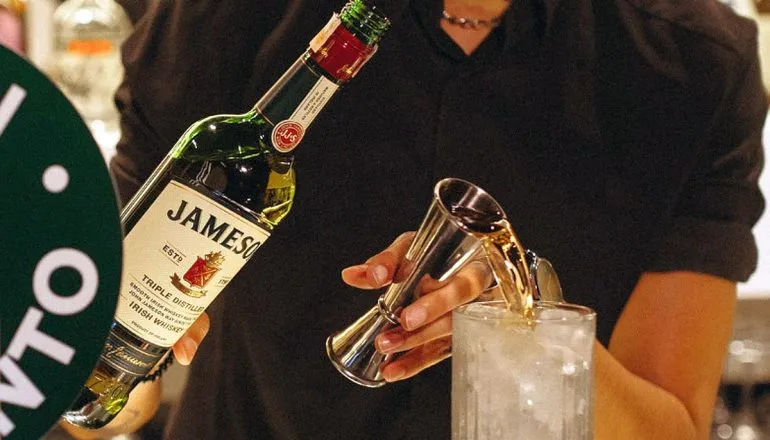 Após reforma, gastrobar de Curitiba reabre apostando em alta coquetelaria