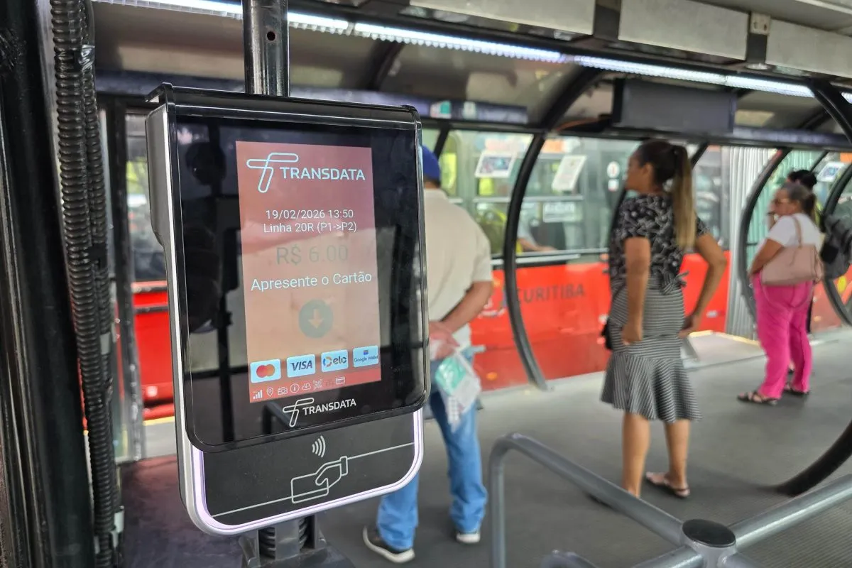 Pagar passagem de ônibus da linha metropolitana de Curitiba com cartão de crédito e débito vai aumentar em R$ 0,23 o valor da tarifa