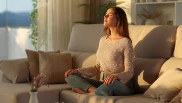 Pausas conscientes ajudam o cérebro a sair do modo automático (Imagem: Pheelings media | Shutterstock)