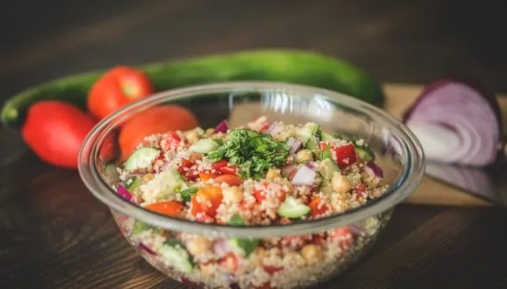 7 receitas de salada detox para o pós-Carnaval