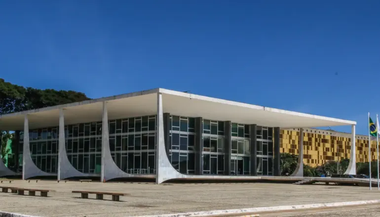 STF vê censura prévia e derruba lei do Programa Escola Sem Partido no Paraná