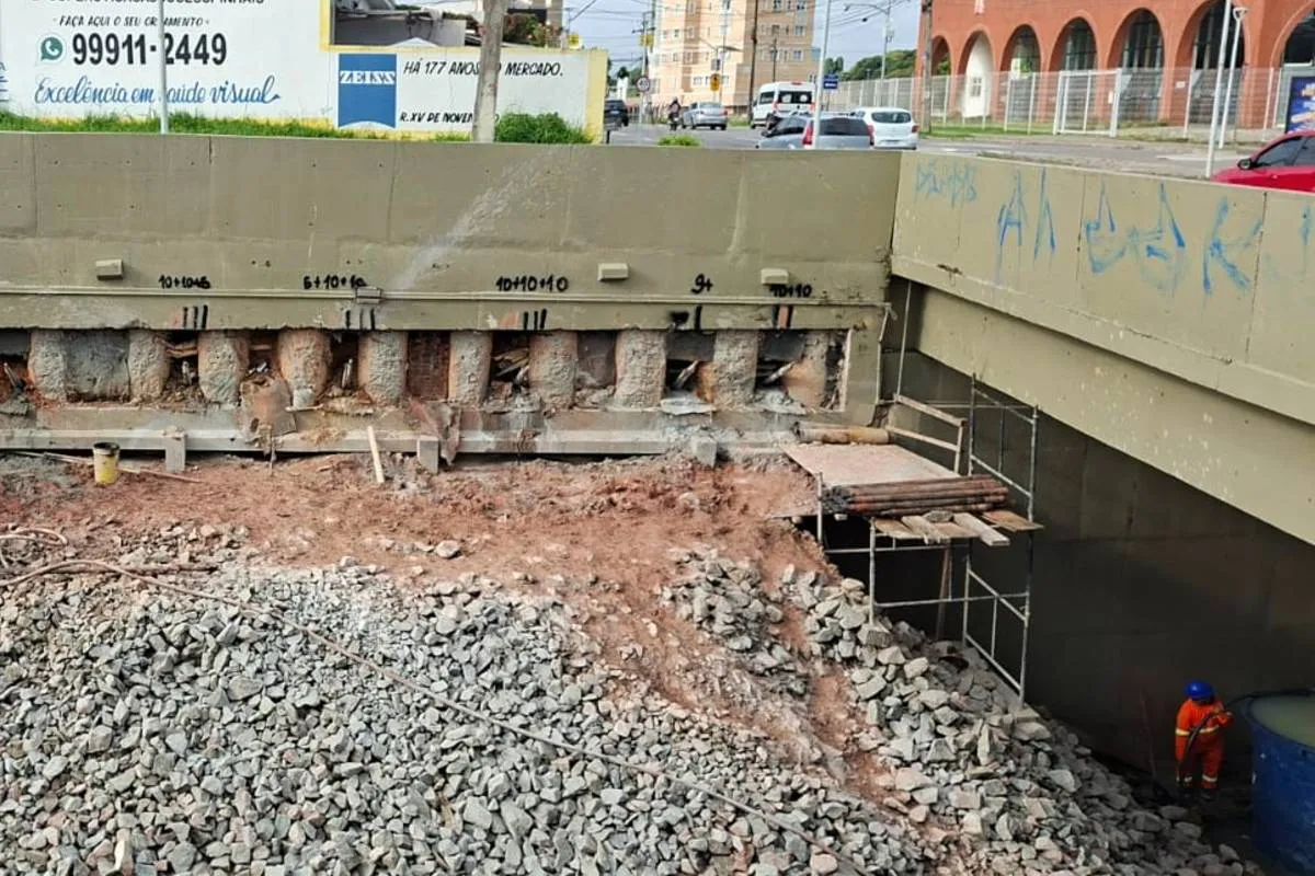 Imagem mostra uma obra em andamento em São José dos Pinhais.