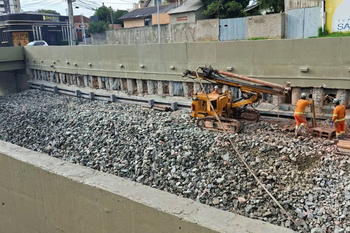 Imagem mostra uma obra em andamento em São José dos Pinhais.