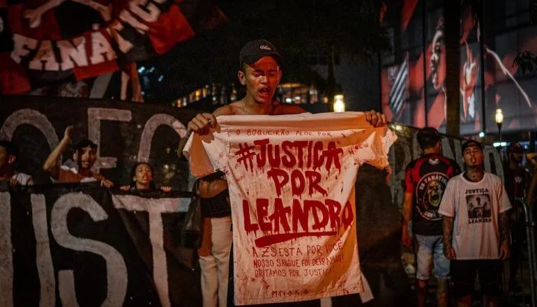 Torcida do Athletico faz novo protesto após morte de torcedor em ação da Polícia