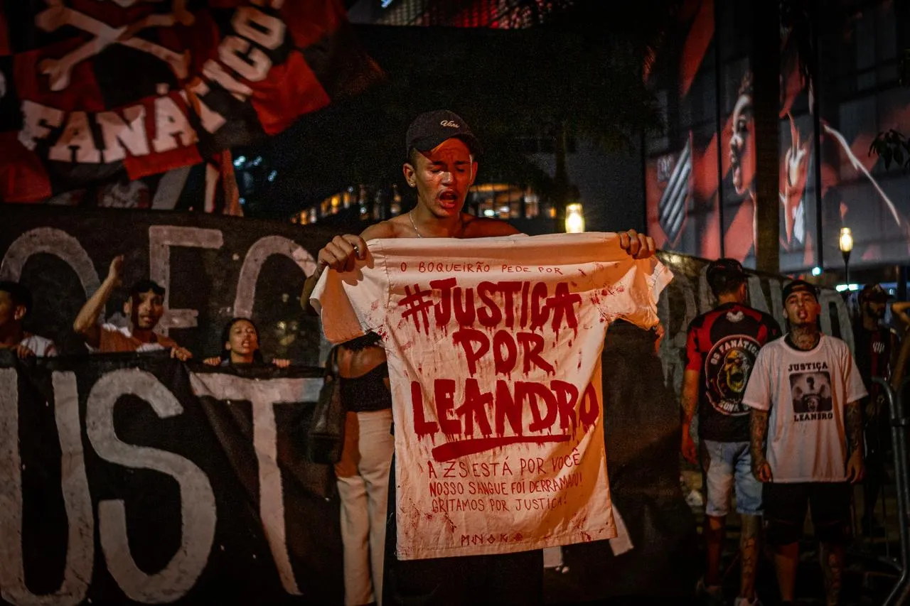 Torcida do Athletico protesta antes de jogo após morte de torcedor em ação da PM