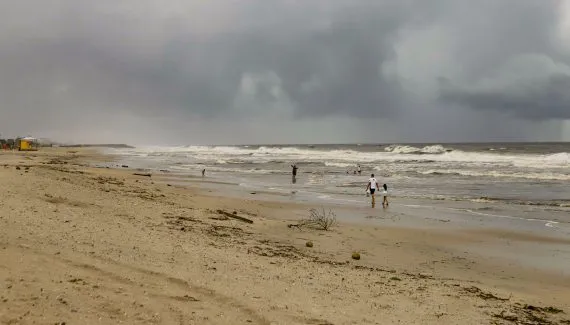 Tempestades com altos volumes de chuva atingem o Paraná no fim de semana, prevê o Simepar