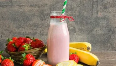 Vitamina de morango com banana e linhaça (Imagem: artem evdokimov | Shutterstock)
