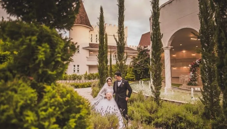 Entre luz perfeita, arquitetura de conto de fadas e emoção real, cada clique transforma o ‘sim’ em uma cena digna de capa de revista.