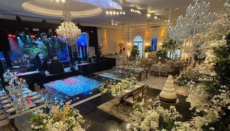 No salão, cada detalhe compõe o cenário perfeito: iluminação cênica, elegância na decoração e uma atmosfera que transforma a celebração em uma experiência inesquecível.