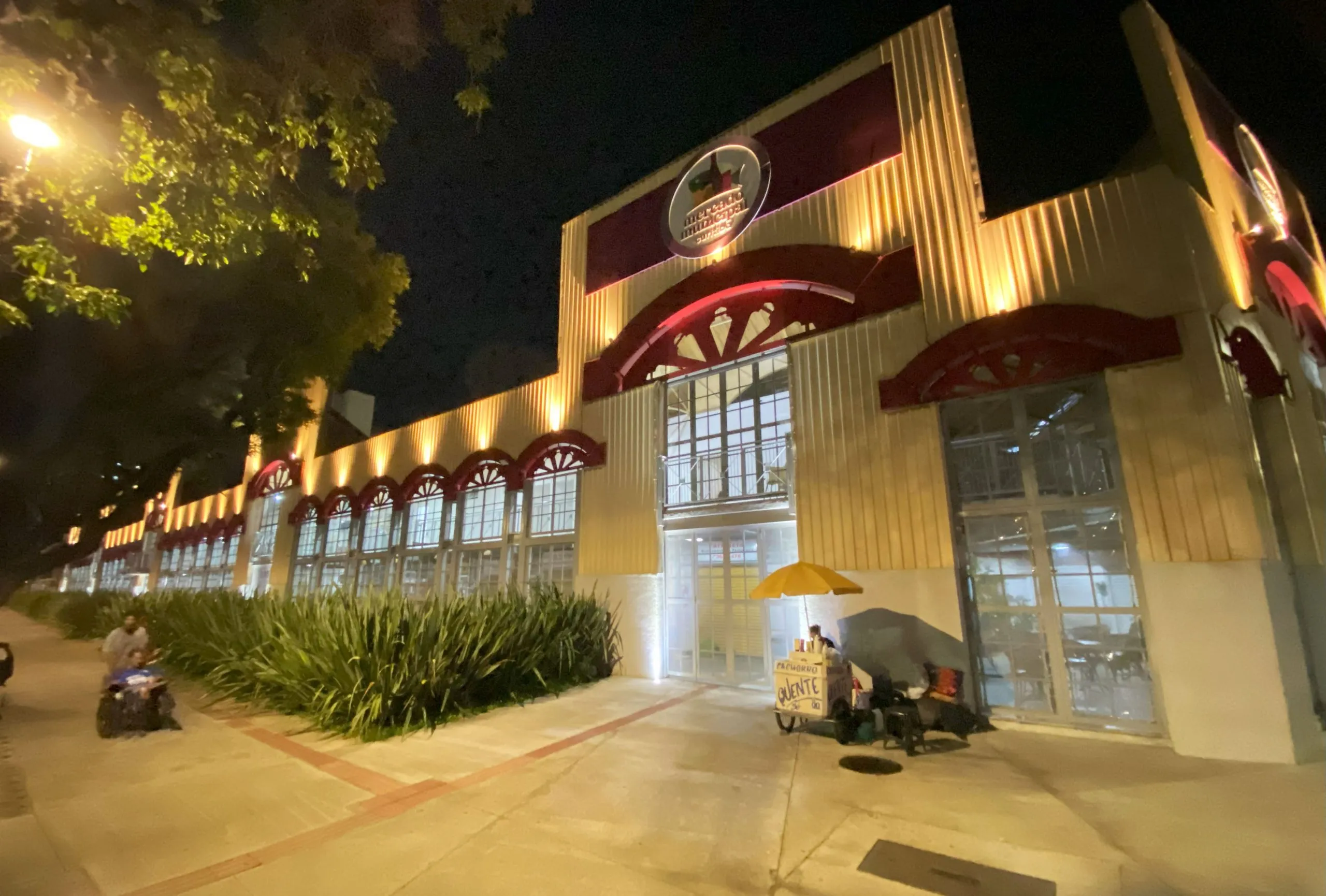 Mercado Municipal de Curitiba recebe nova iluminação cênica em LED