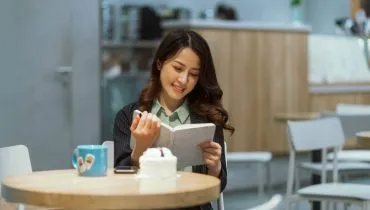 Os livros de negócios continuam sendo ferramentas consistentes para ampliar repertório, refinar estratégias e evitar erros já mapeados (Imagem: TimeImage Production | Shutterstock)