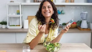 Após a folia, saiba como recuperar o equilíbrio do corpo e apostar nos alimentos certos para restabelecer a saúde e o bem-estar (Imagem: Josep Suria | Shutterstock)