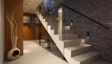 A escolha do revestimento para escada impacta diretamente a segurança, a durabilidade da obra e o conforto no uso diário (Imagem: Rade Kovac | Shutterstock)