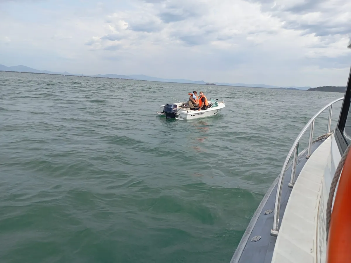 Barco fica três horas à deriva e é resgatada no litoral do Paraná