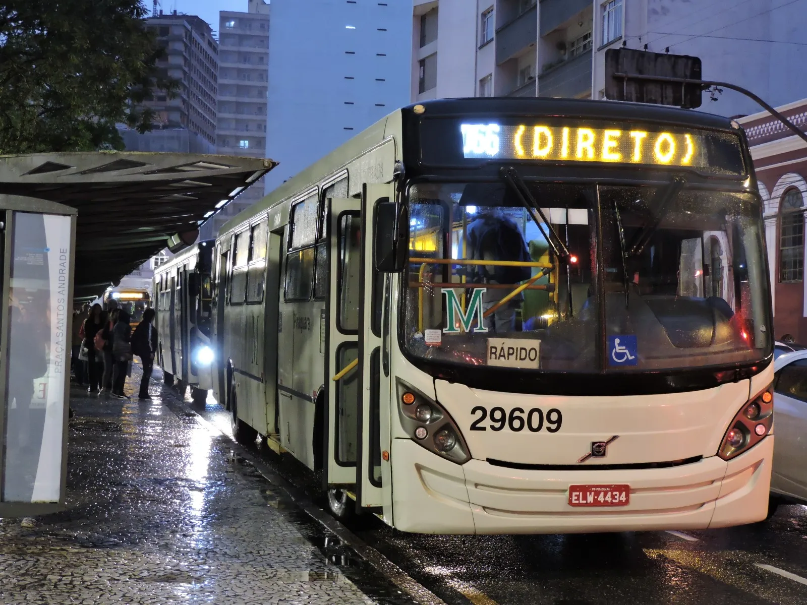 Pagamento por aproximação (EMV) já está disponível nos ônibus metropolitanos da Região Metropolitana de Curitiba, trazendo mais agilidade e conveniência ao embarque.
