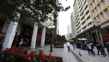 tempo amanhece nublado em curitiba