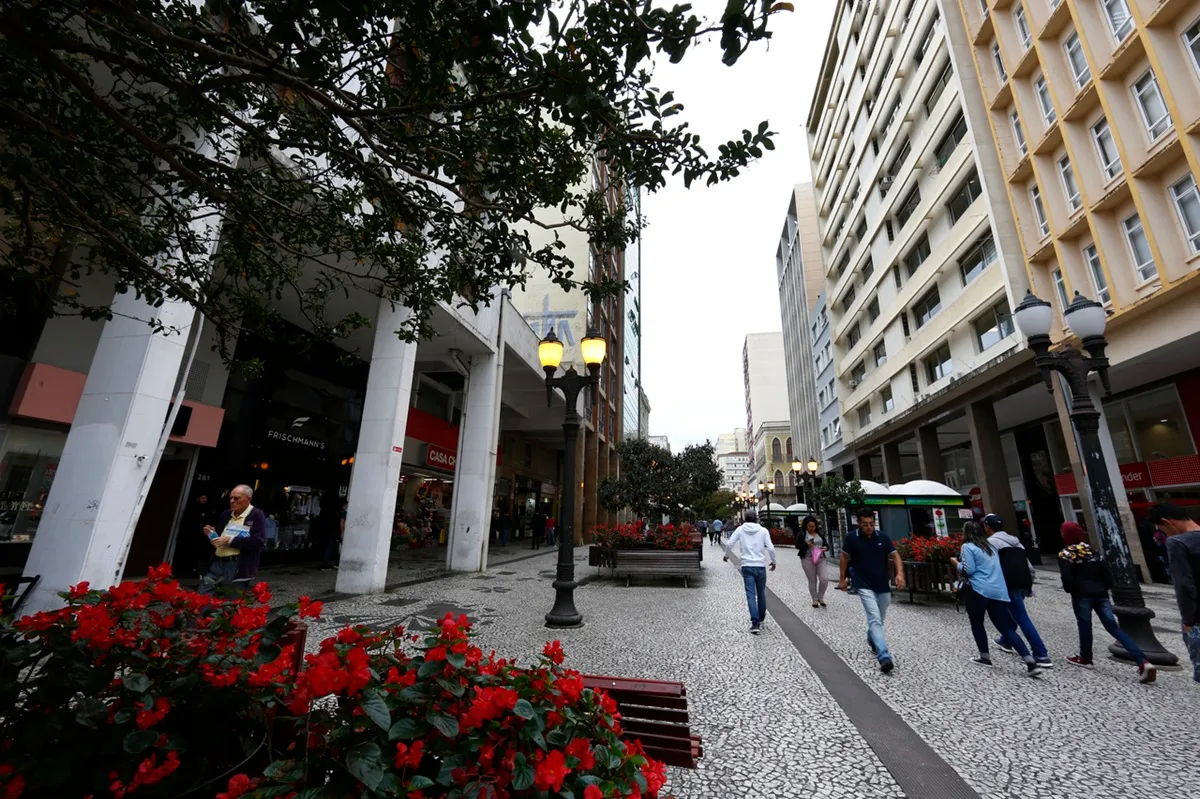 tempo amanhece nublado em curitiba