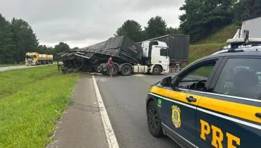 acidente com caminhão bloqueia pistas na br-116, em campina grande do sul