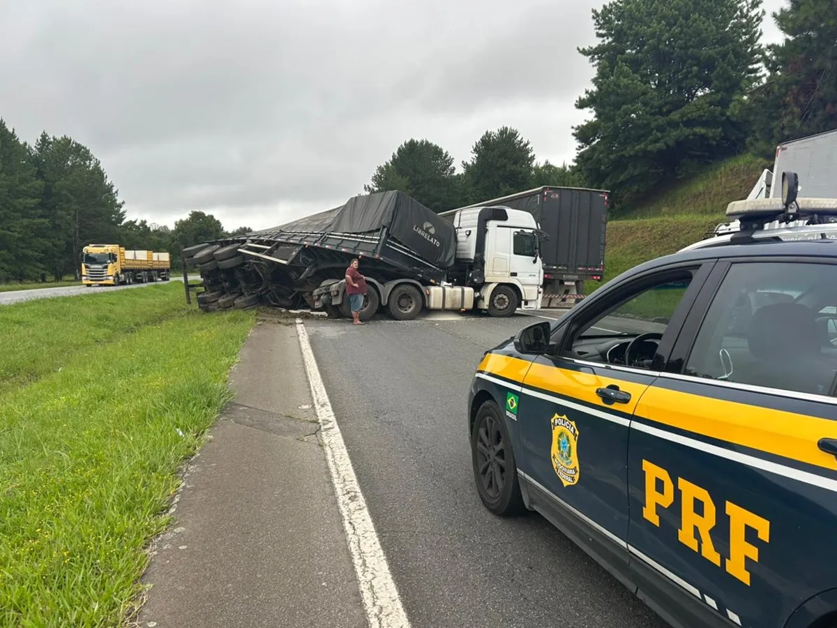 acidente com caminhão bloqueia pistas na br-116, em campina grande do sul