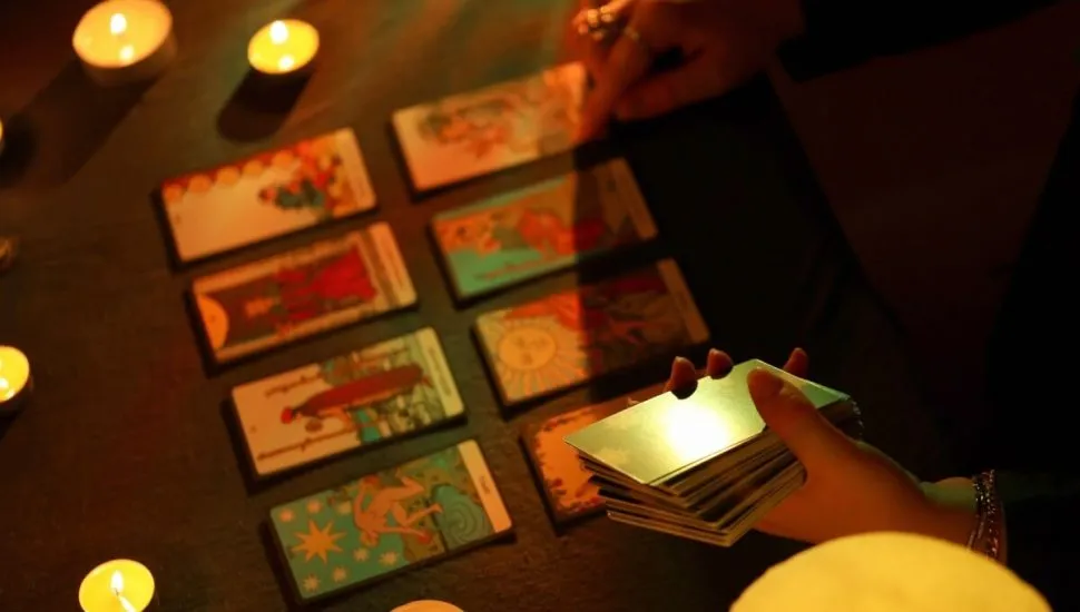 O domingo será de crescimento pessoal, estabilidade e escolhas importantes para os nativos (Imagem: Mehaniq | Shutterstock)