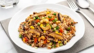 Arroz frito com shiitake e castanha-de-caju (Imagem: UPhichet | Shutterstock)