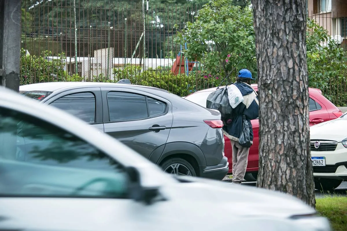 Imagem mostra desocupados circulando pelos bairros Rebouças e Parolin.