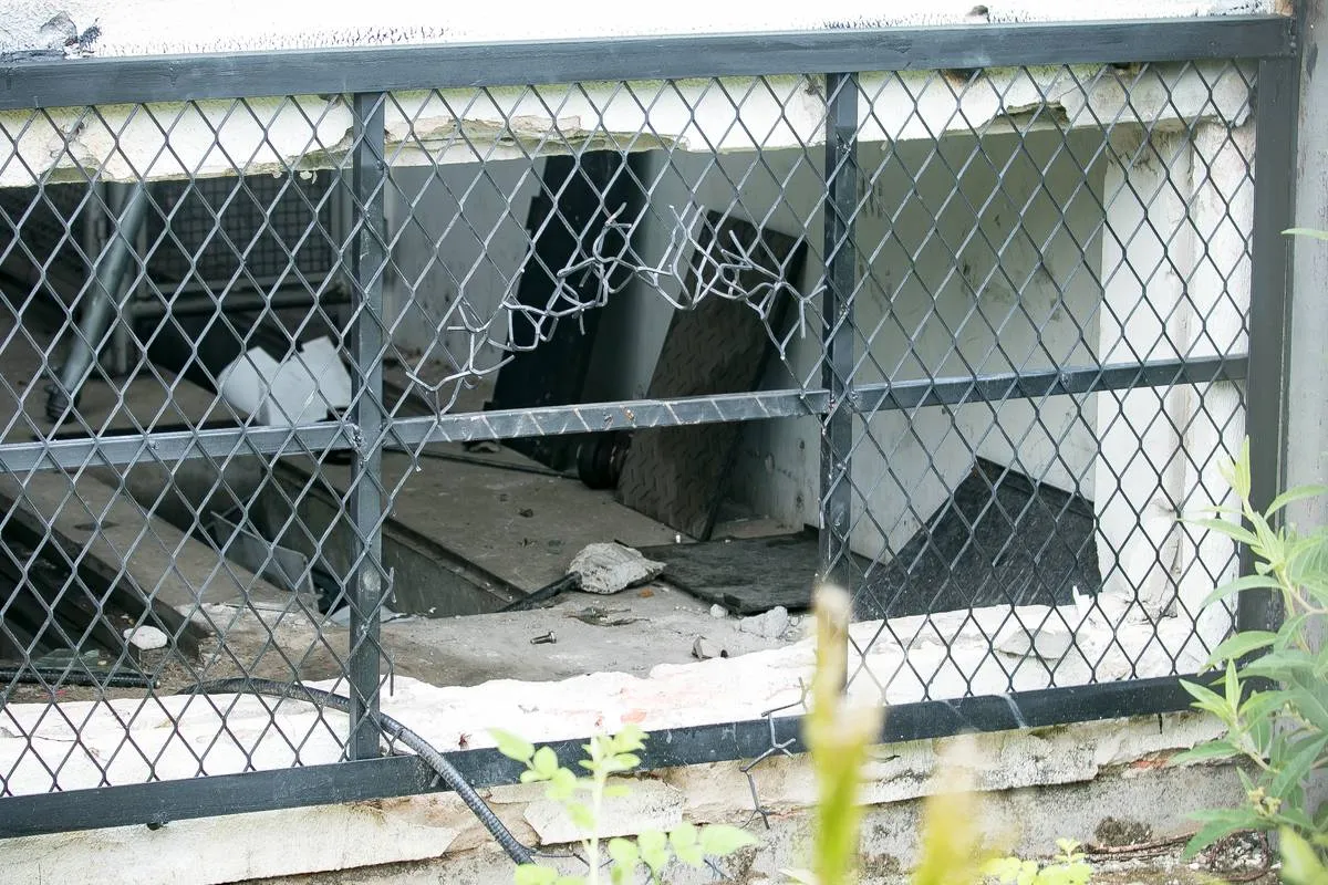 Imagem mostra um prédio da Oi que esta abandonado e servindo de mocó para desocupados.