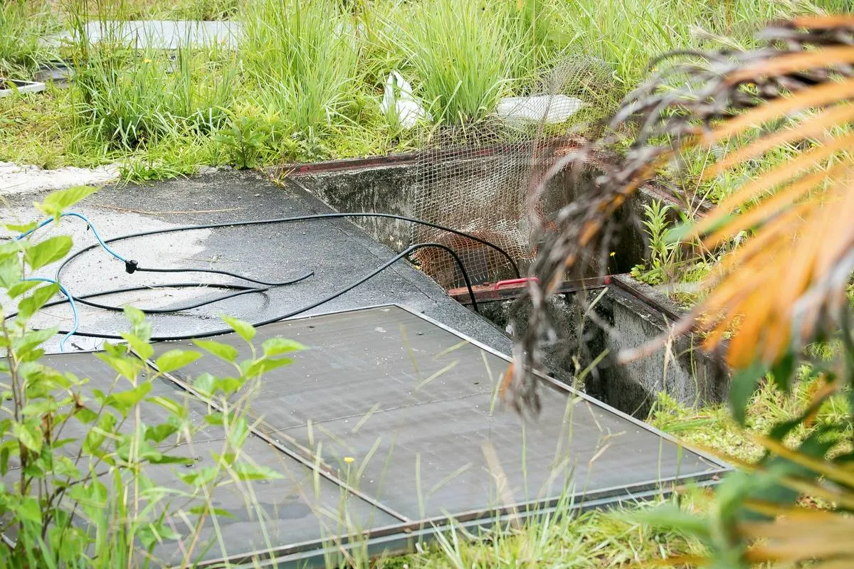 Imagem mostra um prédio da Oi que esta abandonado e servindo de mocó para desocupados.